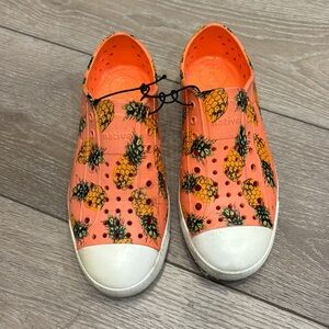 Native Jefferson pineapple shoes size J3